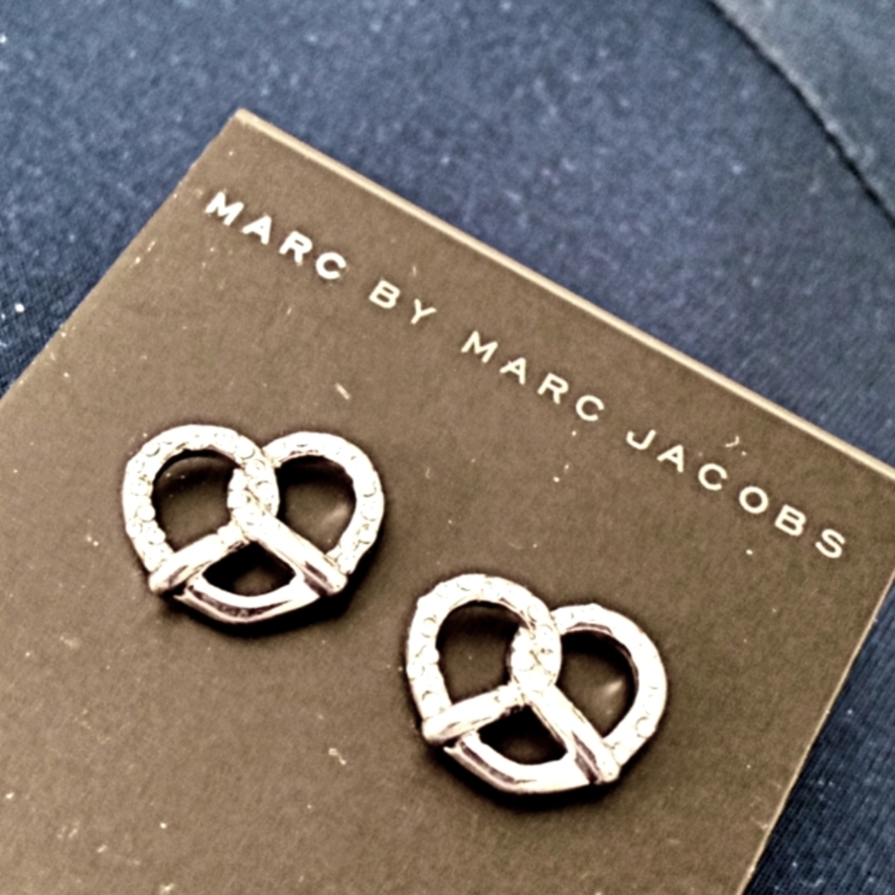 MARC by MARC JACOBS Crystal silver pretzel earrings